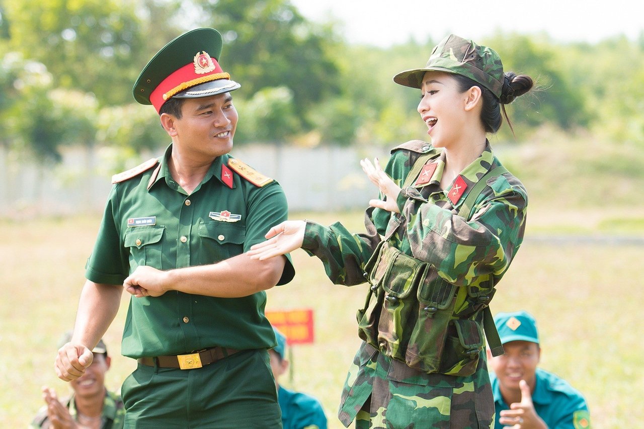 ngam-nhin-a-hau-ha-thu-xinh-dep-va-manh-me-trong-mau-ao-quan-nhan