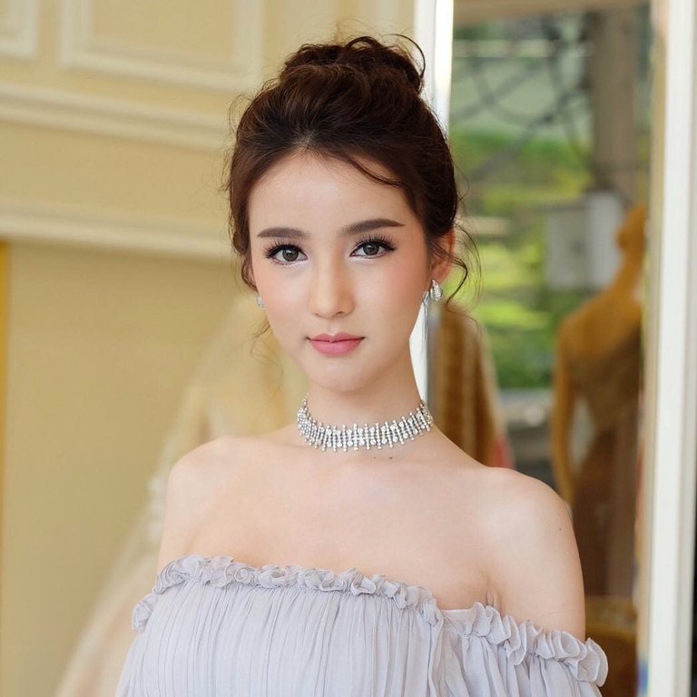 nhan-sac-doi-thu-khien-huong-giang-idol-phai-de-chung-tai-hoa-hau-chuyen-gioi-quoc-te