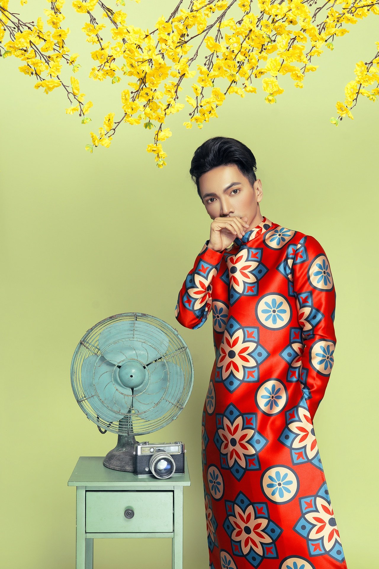 stylist-ti-ak-dien-do-thuy-nguyen-khang-dinh-nam-gioi-cung-nen-sam-sua-mot-chiec-ao-dai