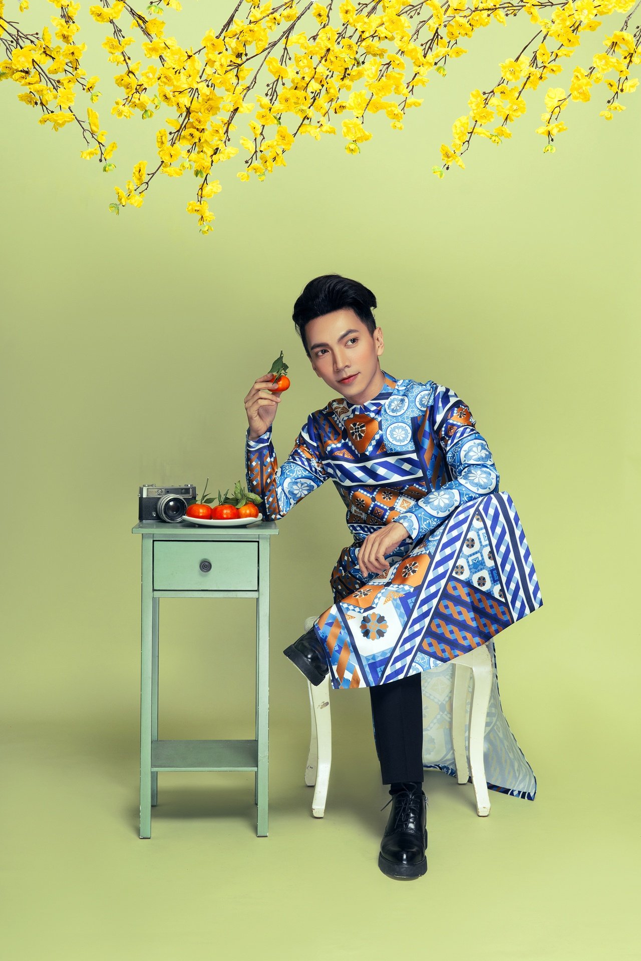 stylist-ti-ak-dien-do-thuy-nguyen-khang-dinh-nam-gioi-cung-nen-sam-sua-mot-chiec-ao-dai