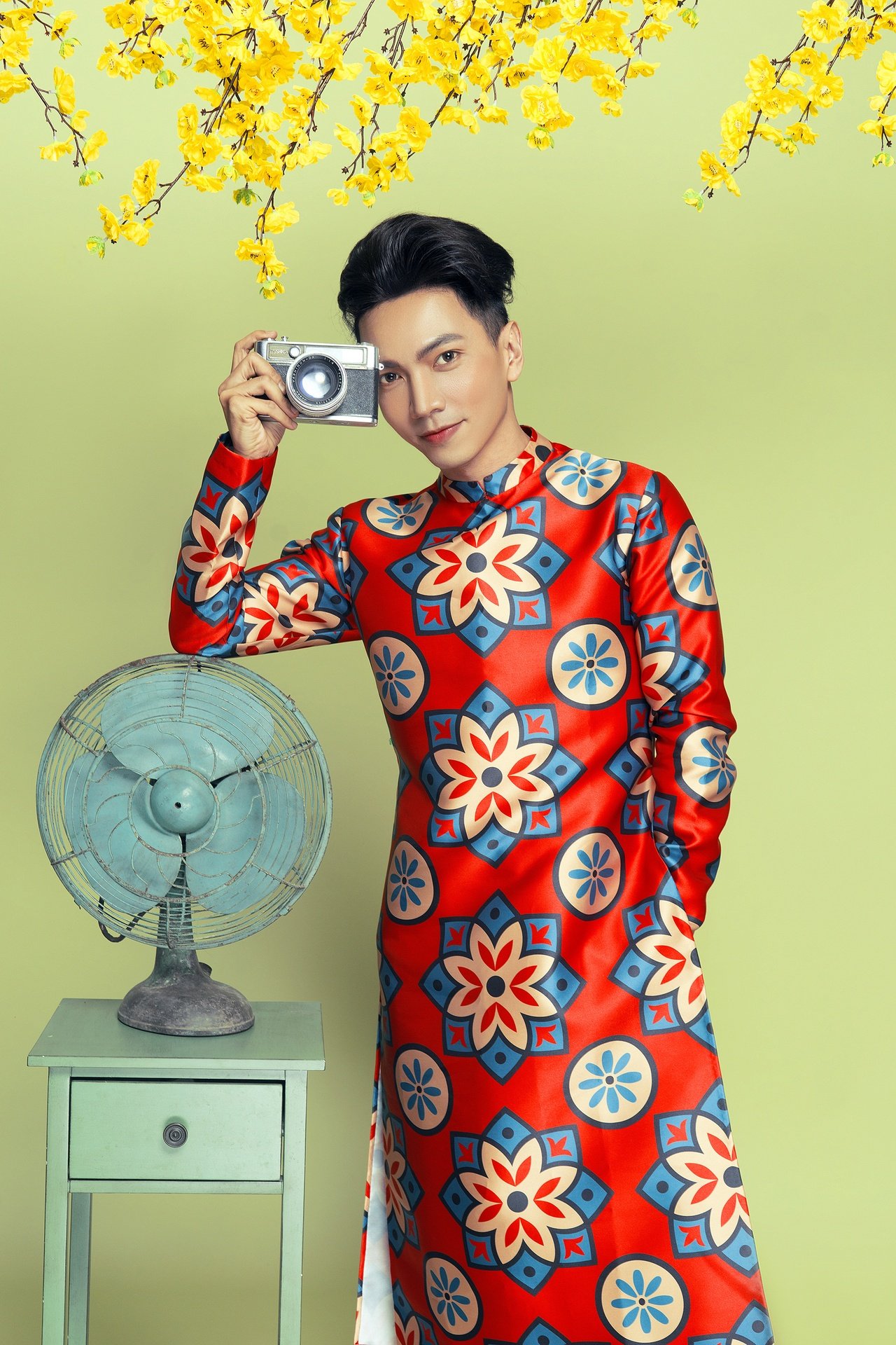 stylist-ti-ak-dien-do-thuy-nguyen-khang-dinh-nam-gioi-cung-nen-sam-sua-mot-chiec-ao-dai