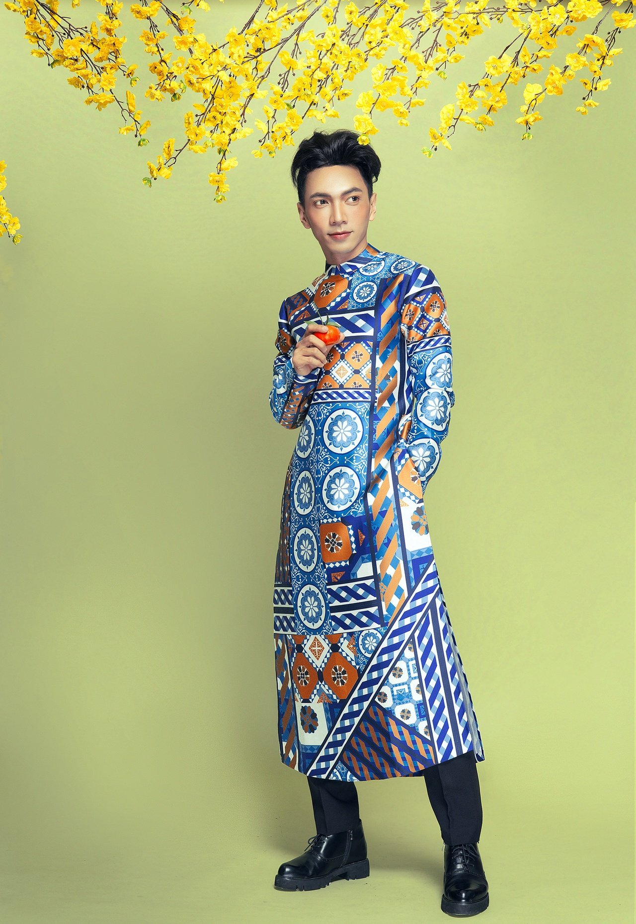 stylist-ti-ak-dien-do-thuy-nguyen-khang-dinh-nam-gioi-cung-nen-sam-sua-mot-chiec-ao-dai