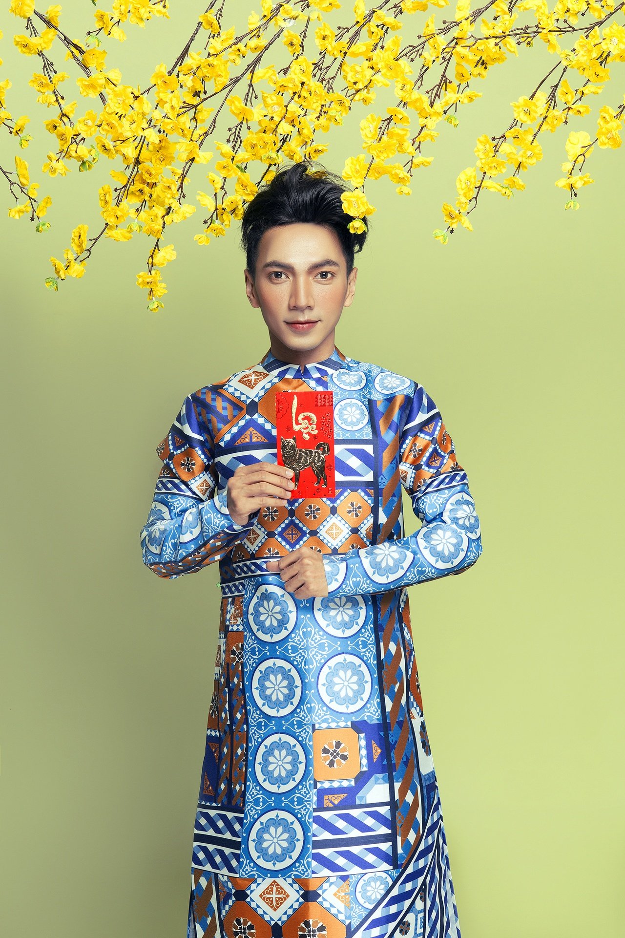 stylist-ti-ak-dien-do-thuy-nguyen-khang-dinh-nam-gioi-cung-nen-sam-sua-mot-chiec-ao-dai