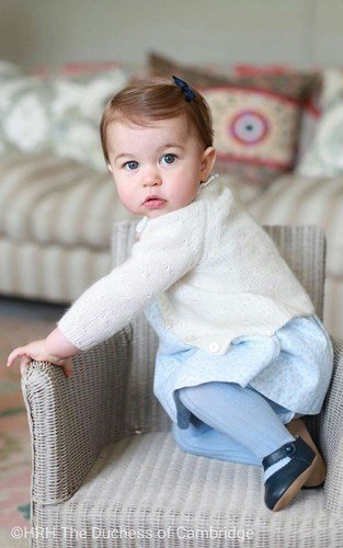 Những bức ảnh cực hiếm về tiểu Công chúa Charlotte của Hoàng gia Anh