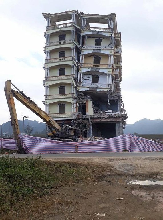 Mộc Châu đánh sập tòa nhà 7 tầng Tàng KeangNam