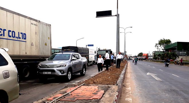 Kẹt xe hơn 1 giờ ngày cuối tuần, BOT Sông Phan lại xả trạm