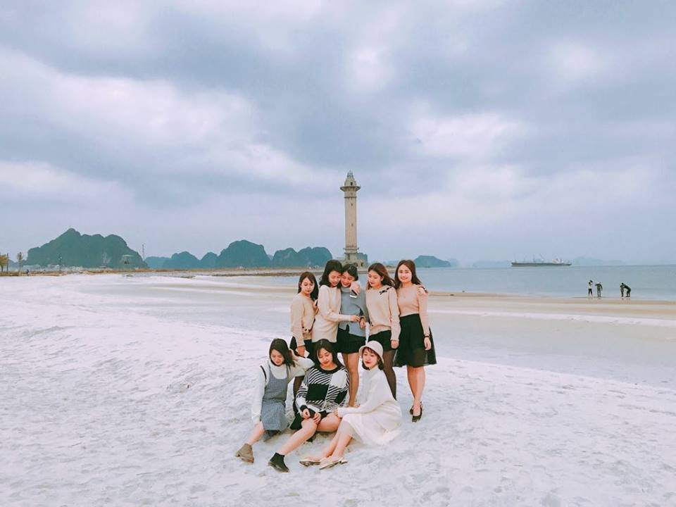 du-lich-ha-long-cung-hoi-chi-em-chup-anh-nhom-chat-hon-nuoc-cat