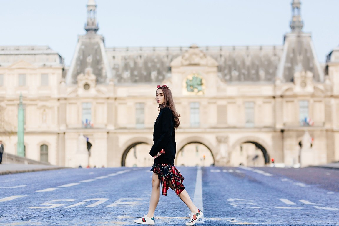 hoa-hau-le-ngoc-diep-chat-lu-khi-dao-buoc-tren-duong-pho-paris