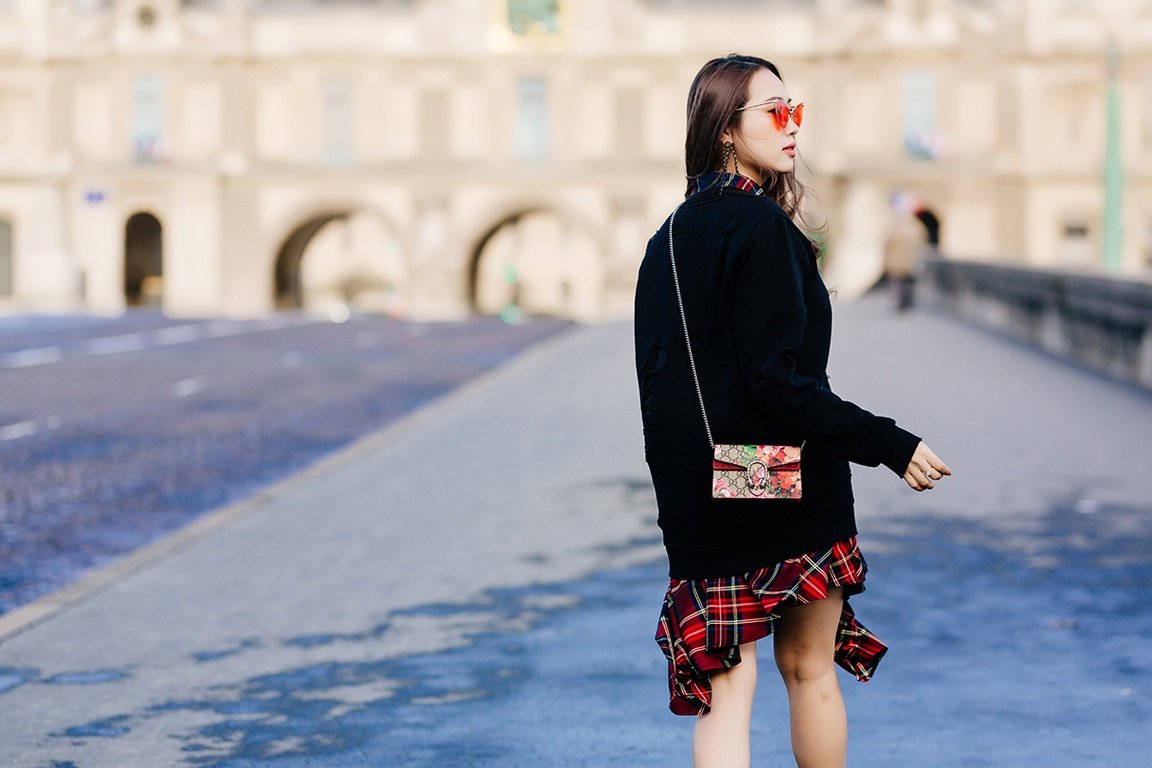 hoa-hau-le-ngoc-diep-chat-lu-khi-dao-buoc-tren-duong-pho-paris