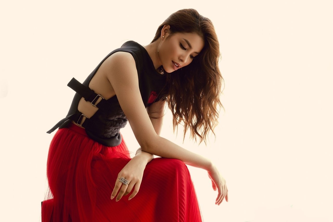 khong-con-la-hoa-hau-than-thien-pham-huong-lot-xac-trong-hinh-anh-fashionista-cuc-ngau