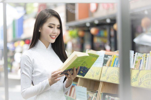 tuong-linh-dien-ao-dai-gioi-thieu-ve-dep-que-huong-viet-nam-voi-ban-be-quoc-te