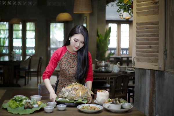 tuong-linh-dien-ao-dai-gioi-thieu-ve-dep-que-huong-viet-nam-voi-ban-be-quoc-te