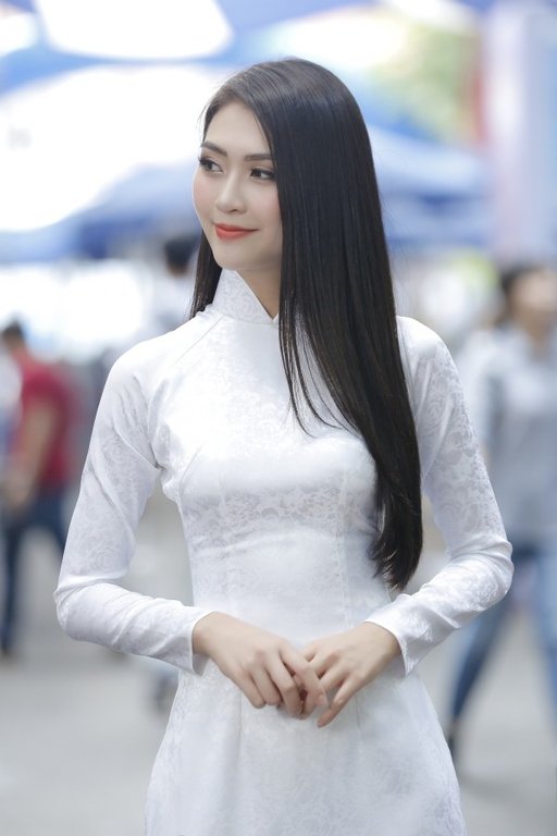 tuong-linh-dien-ao-dai-gioi-thieu-ve-dep-que-huong-viet-nam-voi-ban-be-quoc-te
