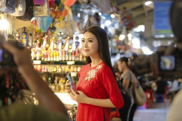tuong-linh-dien-ao-dai-gioi-thieu-ve-dep-que-huong-viet-nam-voi-ban-be-quoc-te