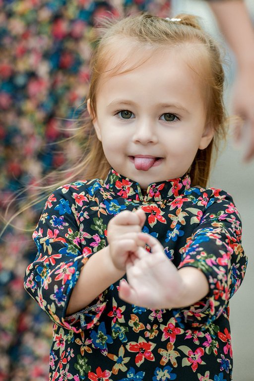 Bé gái người Mỹ diện áo dài tung tăng dạo phố Hà Nội