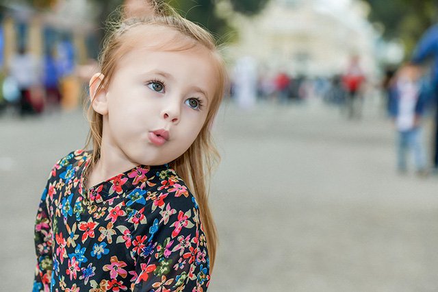 Bé gái người Mỹ diện áo dài tung tăng dạo phố Hà Nội