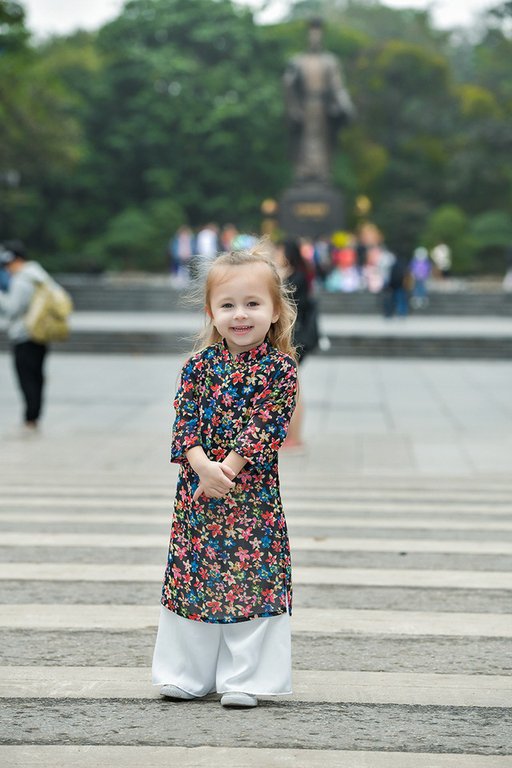 Bé gái người Mỹ diện áo dài tung tăng dạo phố Hà Nội