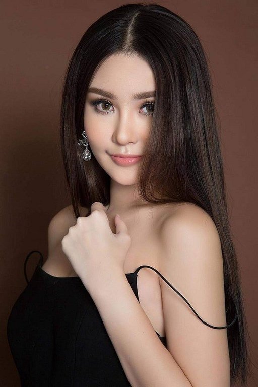 hinh-anh-moi-nhat-cua-le-au-ngan-anh-sau-de-nghi-huy-danh-hieu-hoa-hau-dai-duong