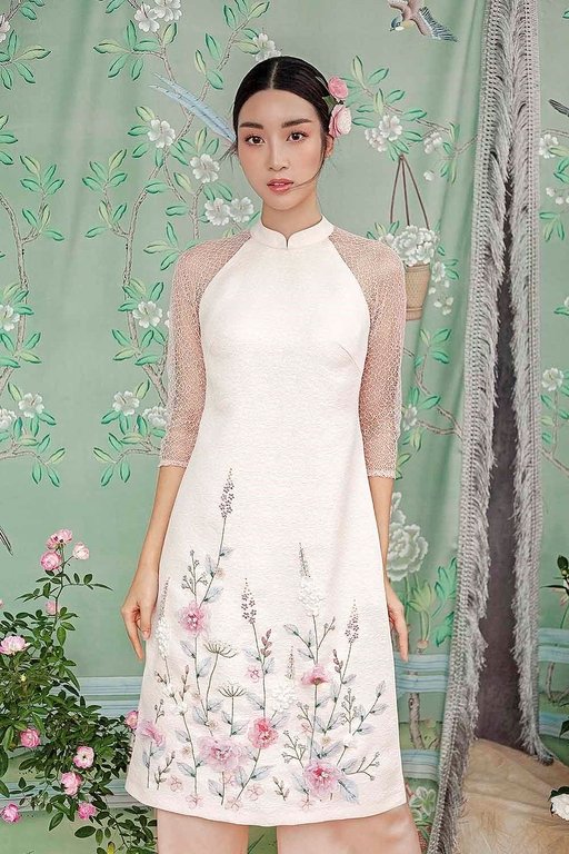ngam-nhin-hoa-hau-do-my-linh-duyen-dang-voi-ao-dai-cach-tan-ngay-tet