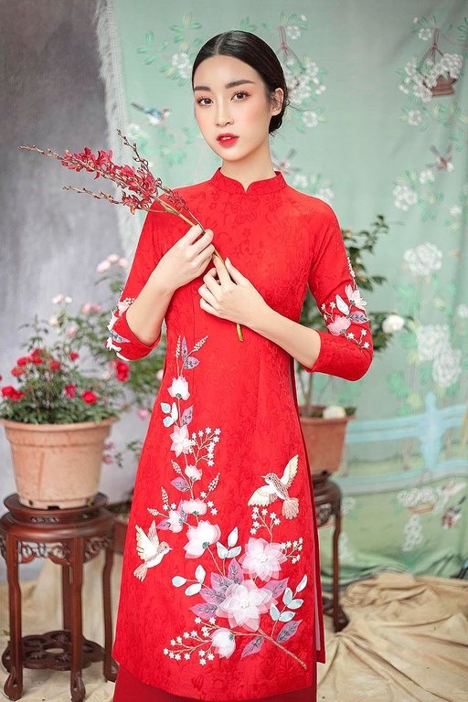ngam-nhin-hoa-hau-do-my-linh-duyen-dang-voi-ao-dai-cach-tan-ngay-tet