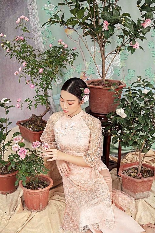 ngam-nhin-hoa-hau-do-my-linh-duyen-dang-voi-ao-dai-cach-tan-ngay-tet