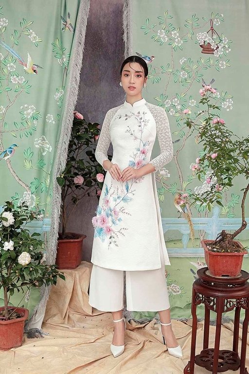 ngam-nhin-hoa-hau-do-my-linh-duyen-dang-voi-ao-dai-cach-tan-ngay-tet