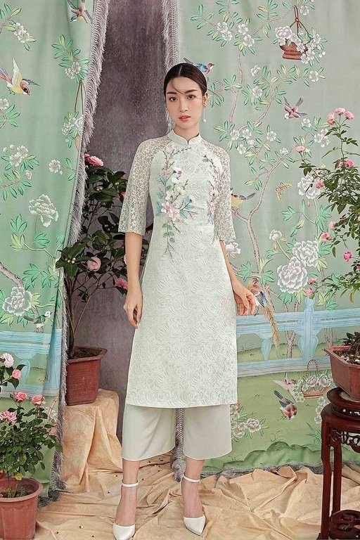ngam-nhin-hoa-hau-do-my-linh-duyen-dang-voi-ao-dai-cach-tan-ngay-tet