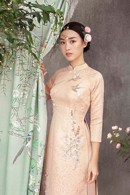 ngam-nhin-hoa-hau-do-my-linh-duyen-dang-voi-ao-dai-cach-tan-ngay-tet