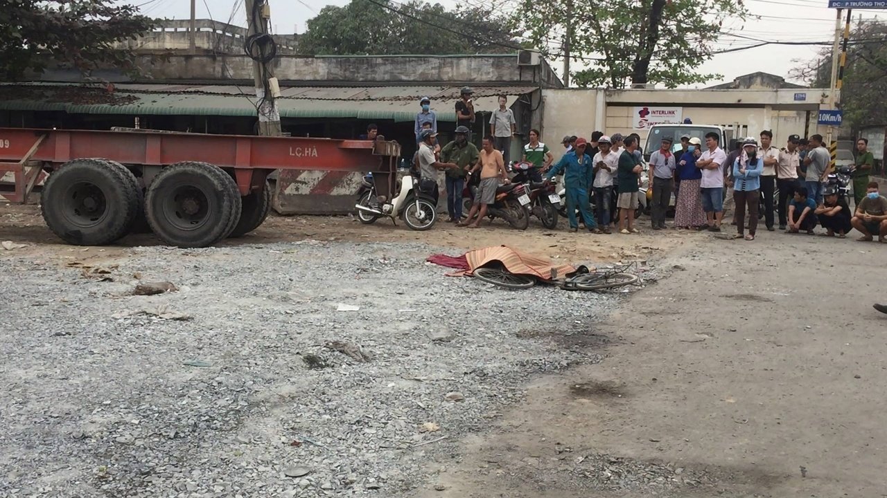 xe-container-can-chet-nguoi-phu-nu-ban-ve-so
