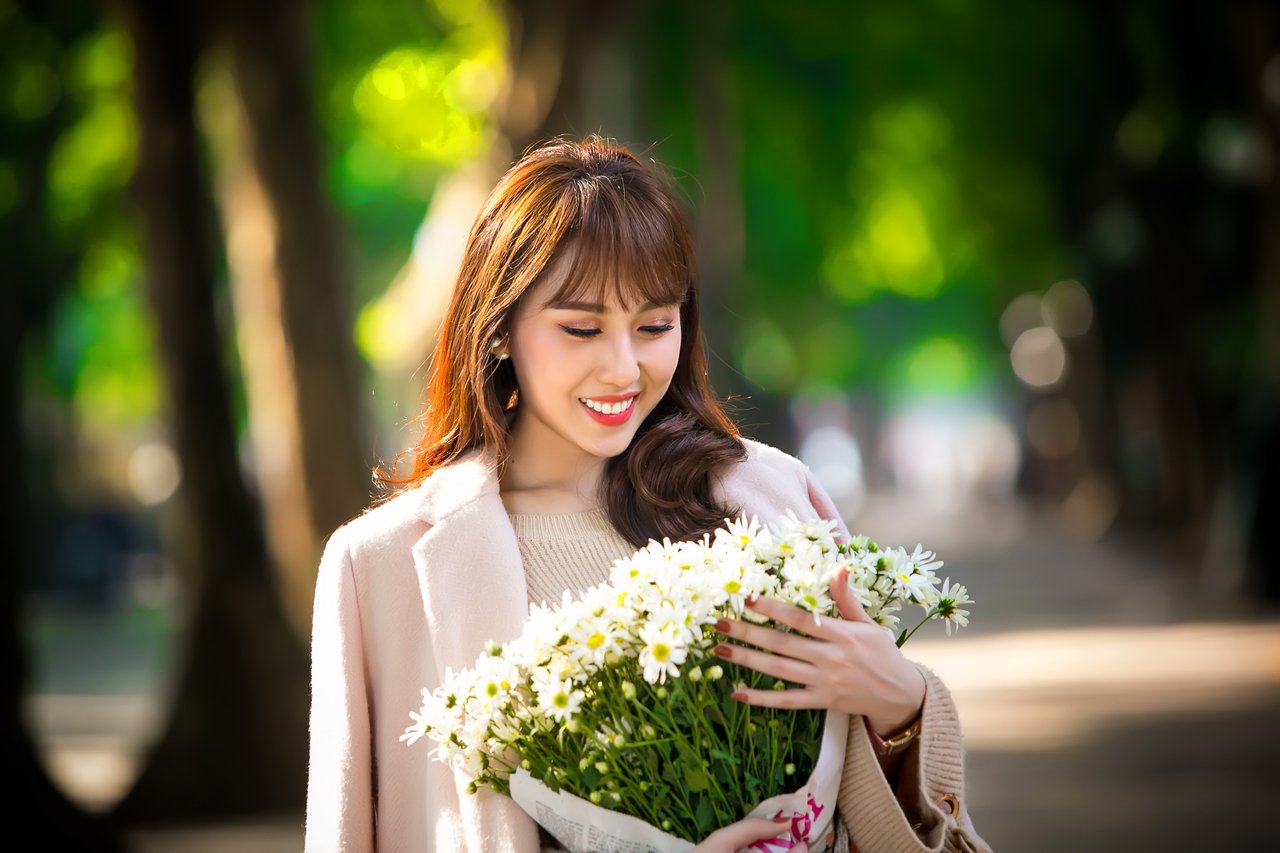 hoa-hau-hoang-kim-hoa-thanh-thieu-nu-ha-noi-khoe-ve-dep-thanh-xuan-ben-cuc-hoa-mi