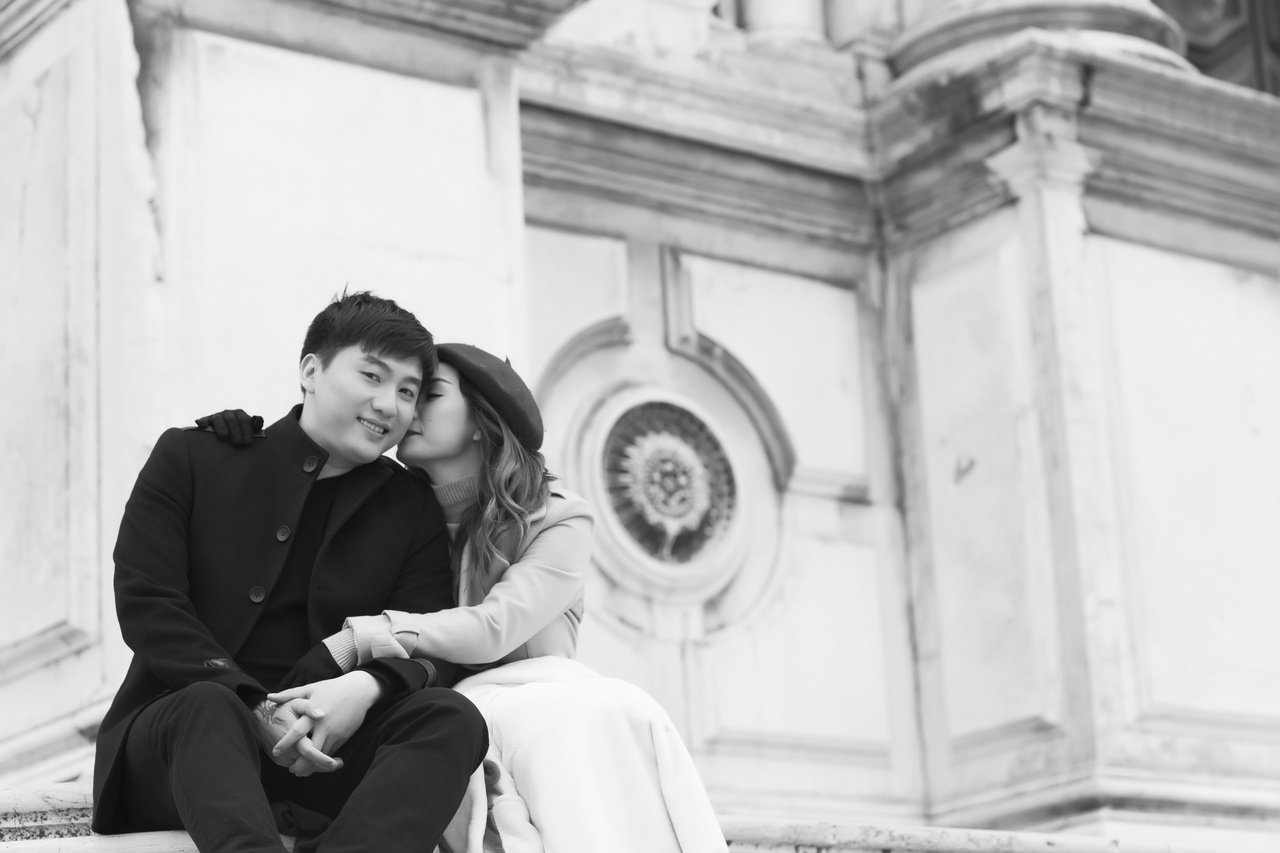 to-minh-duc-va-nguyen-ngoc-anh-hon-nhau-dam-duoi-o-venice-trong-mv-moi