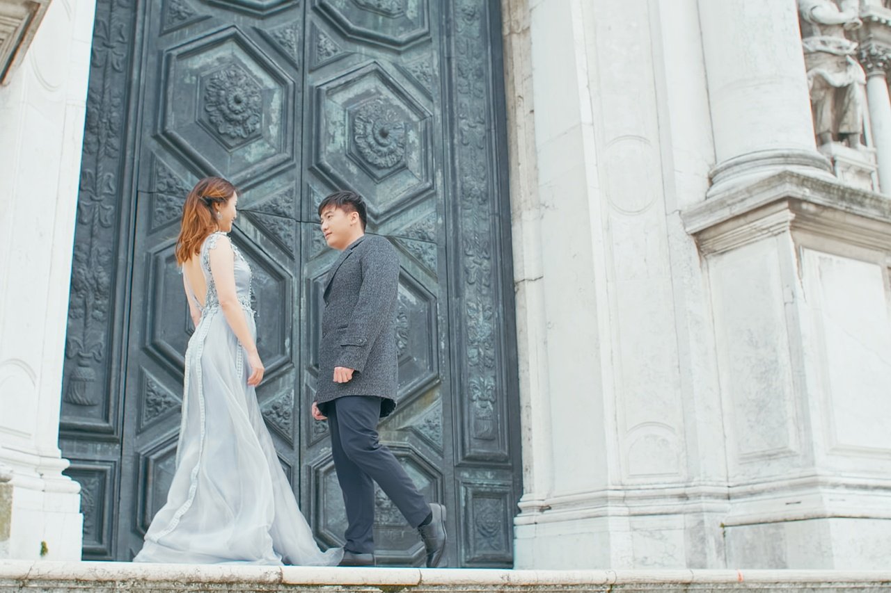 to-minh-duc-va-nguyen-ngoc-anh-hon-nhau-dam-duoi-o-venice-trong-mv-moi