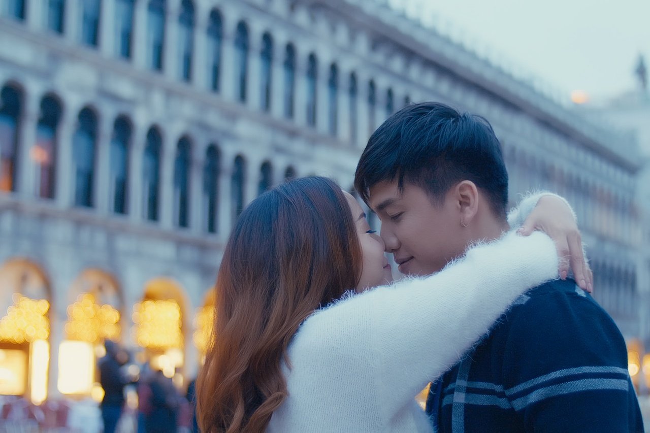 to-minh-duc-va-nguyen-ngoc-anh-hon-nhau-dam-duoi-o-venice-trong-mv-moi