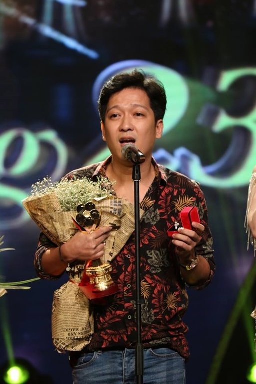 truong-giang-bat-ngo-cau-hon-nha-phuong-ngay-tren-san-khau-le-trao-giai-mai-vang