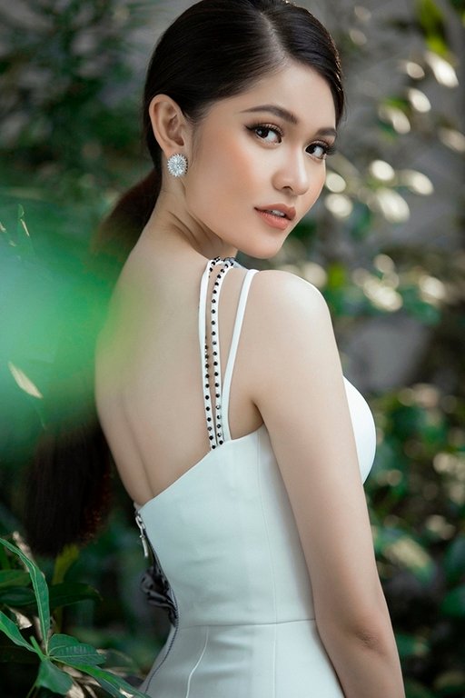 a-hau-thuy-dung-khoe-ve-dep-quyen-ru-sau-2-nam-dang-quang