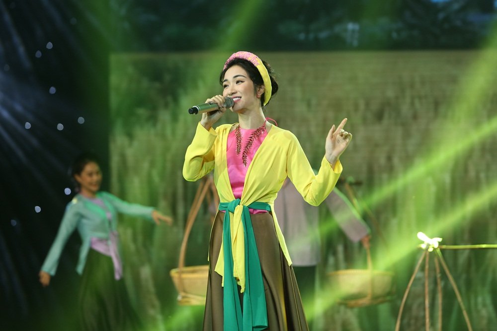 vuot-qua-gia-dinh-hoa-dam-but-giang-hong-ngoc-xuat-sac-dang-quang-ngoi-vi-quan-quan