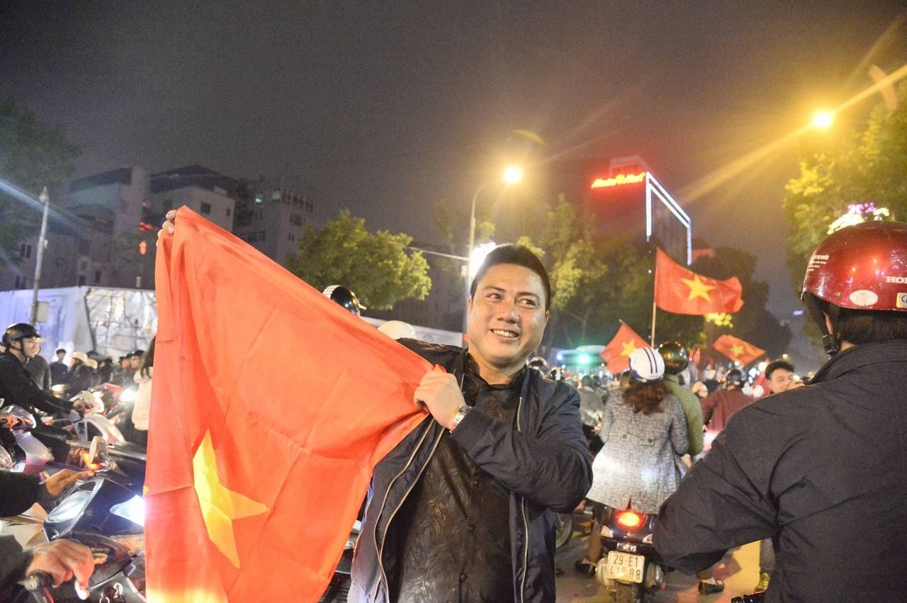 bien-nguoi-do-ra-duong-an-mung-tuyen-bong-da-viet-nam-danh-chien-thang