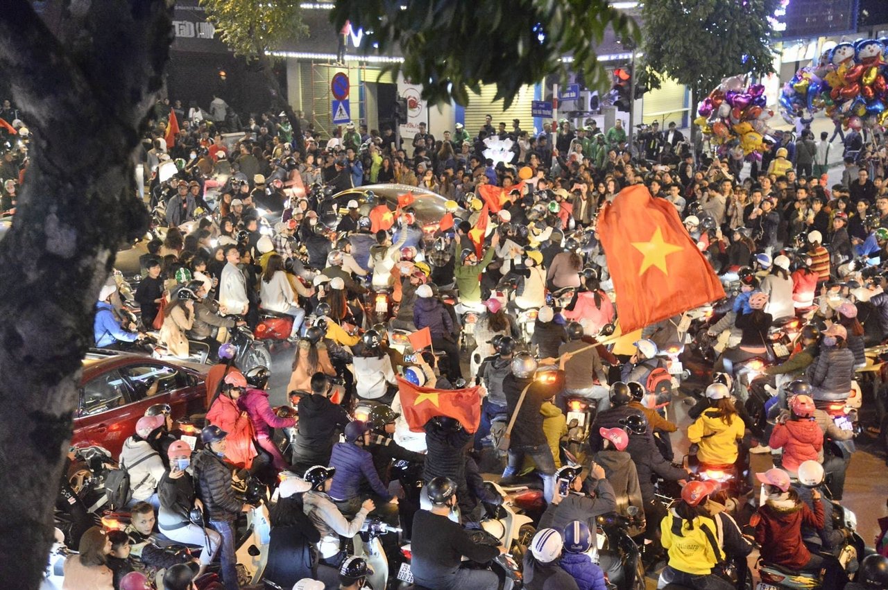 bien-nguoi-do-ra-duong-an-mung-tuyen-bong-da-viet-nam-danh-chien-thang