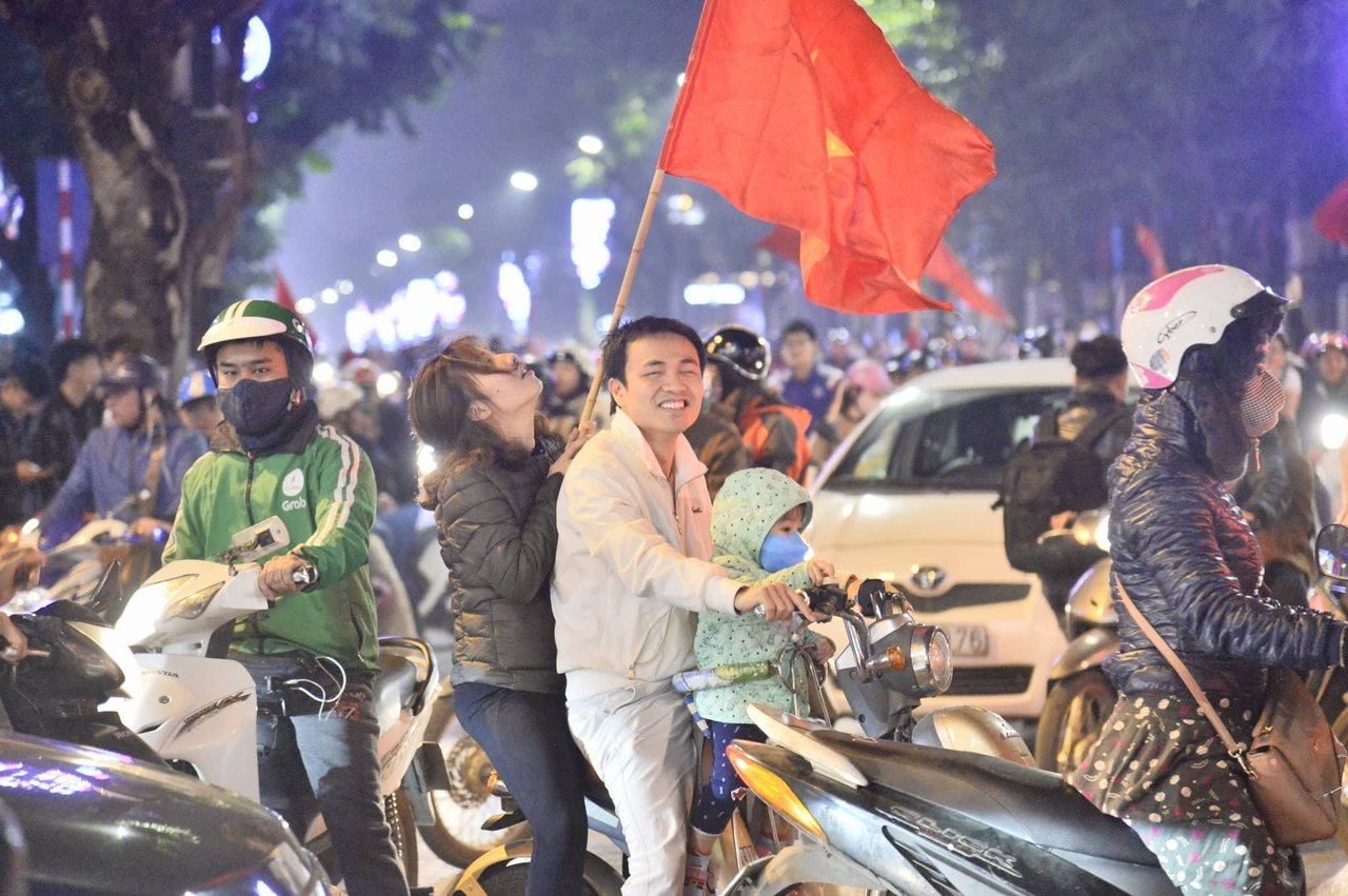 bien-nguoi-do-ra-duong-an-mung-tuyen-bong-da-viet-nam-danh-chien-thang