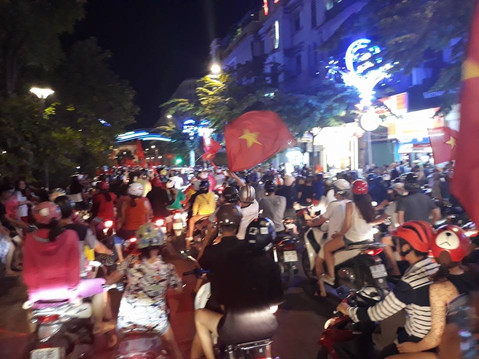 bien-nguoi-do-ra-duong-an-mung-tuyen-bong-da-viet-nam-gianh-chien-thang