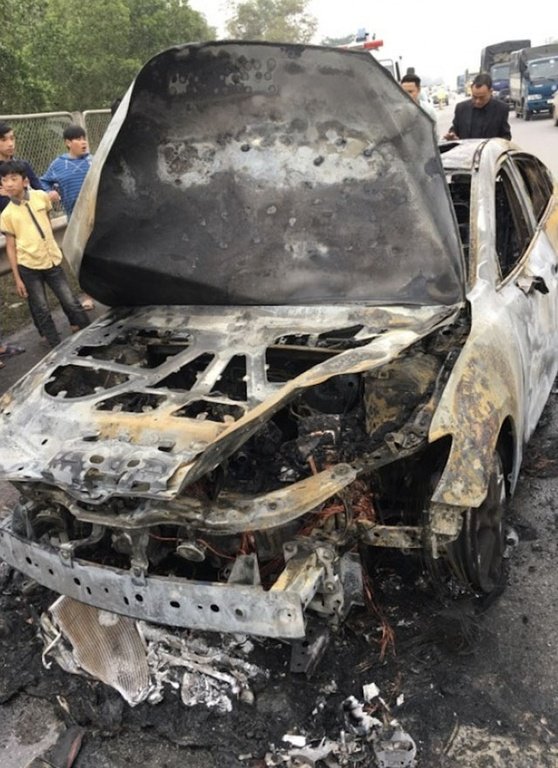 nhieu-xe-mazda-an-khach-cua-thaco-truong-hai-bong-dung-boc-chay