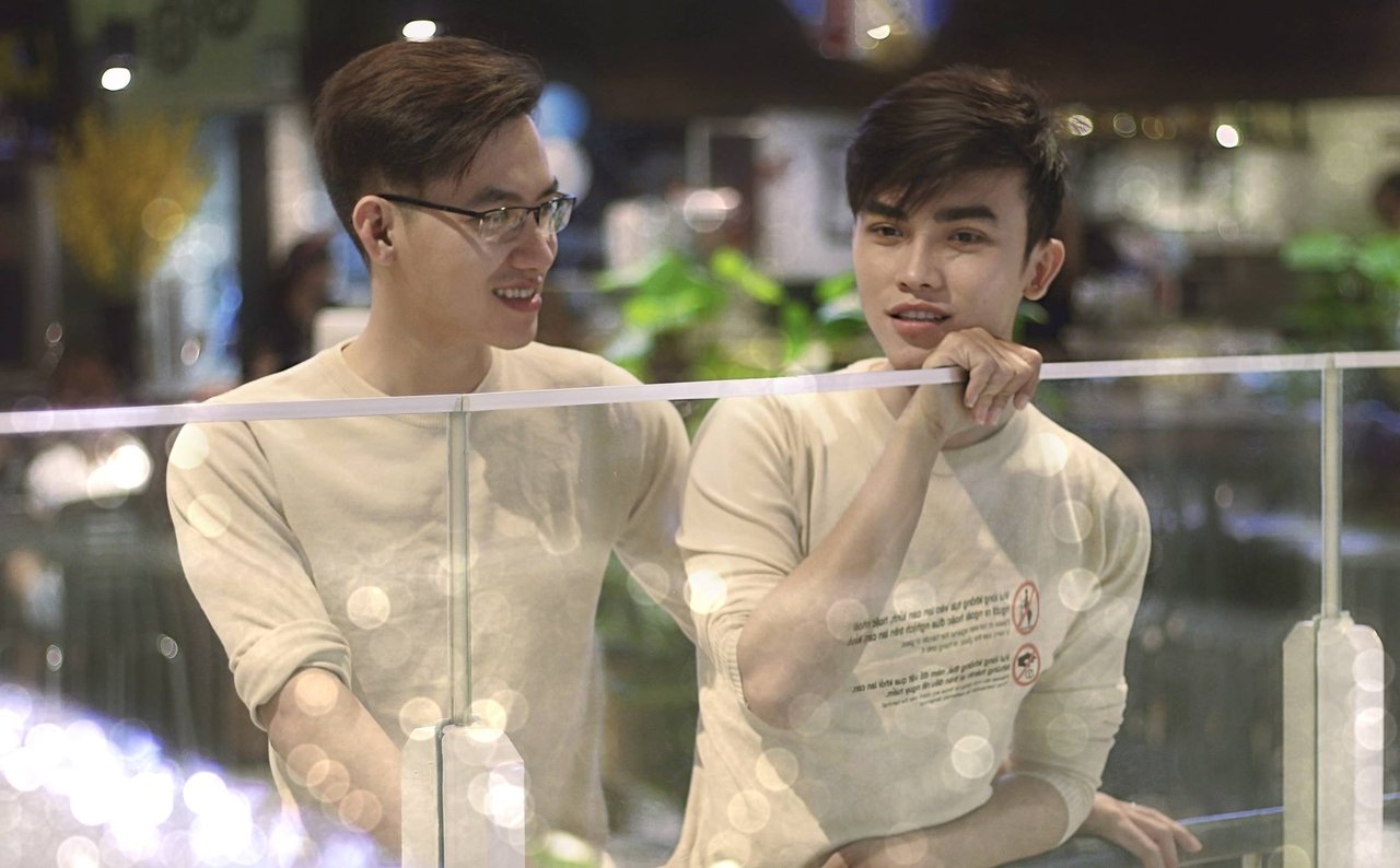 nhung-khoanh-khac-ngot-ngao-cua-cap-doi-dong-tinh-khien-ai-ai-cung-phai-ghen-ti