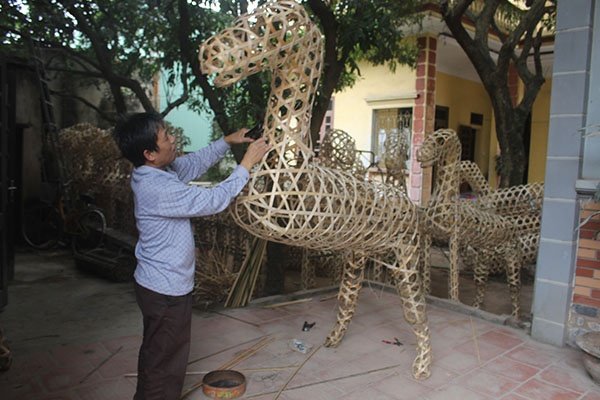lang-nghe-vang-ma-tat-bat-chay-dua-voi-tet