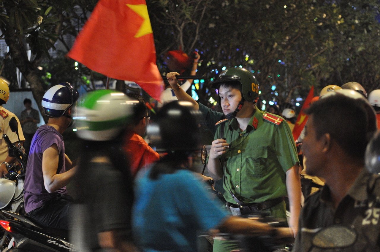 moi-neo-duong-o-tp-hcm-ket-khong-loi-thoat-vi-bien-nguoi-an-mung-chien-thang-cua-u23-viet-nam