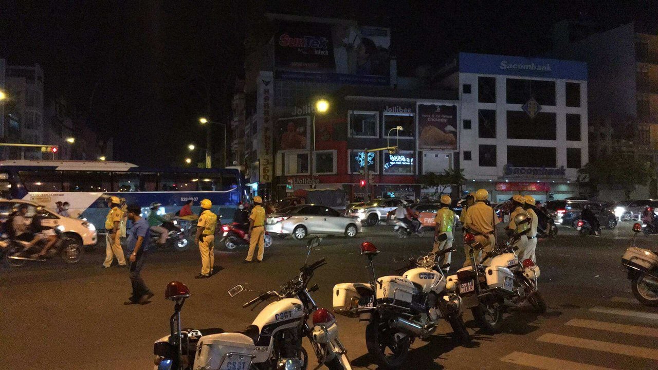 moi-neo-duong-o-tp-hcm-ket-khong-loi-thoat-vi-bien-nguoi-an-mung-chien-thang-cua-u23-viet-nam