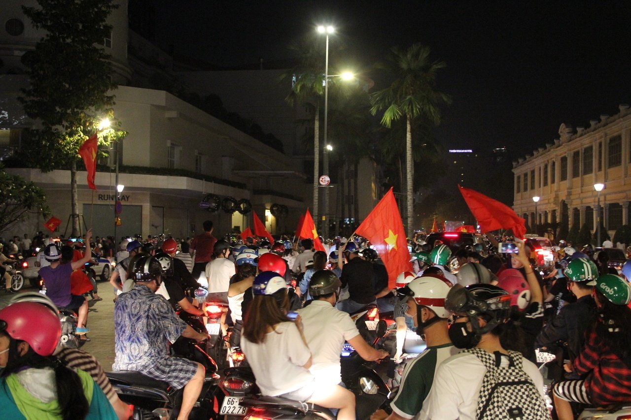 moi-neo-duong-o-tp-hcm-ket-khong-loi-thoat-vi-bien-nguoi-an-mung-chien-thang-cua-u23-viet-nam