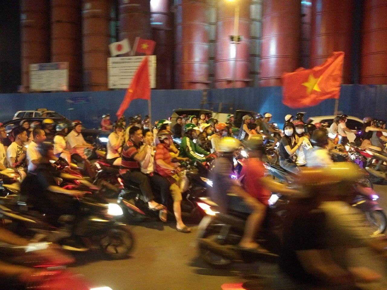 moi-neo-duong-o-tp-hcm-ket-khong-loi-thoat-vi-bien-nguoi-an-mung-chien-thang-cua-u23-viet-nam