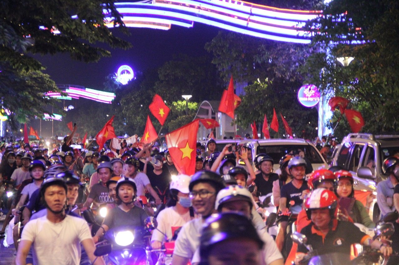moi-neo-duong-o-tp-hcm-ket-khong-loi-thoat-vi-bien-nguoi-an-mung-chien-thang-cua-u23-viet-nam