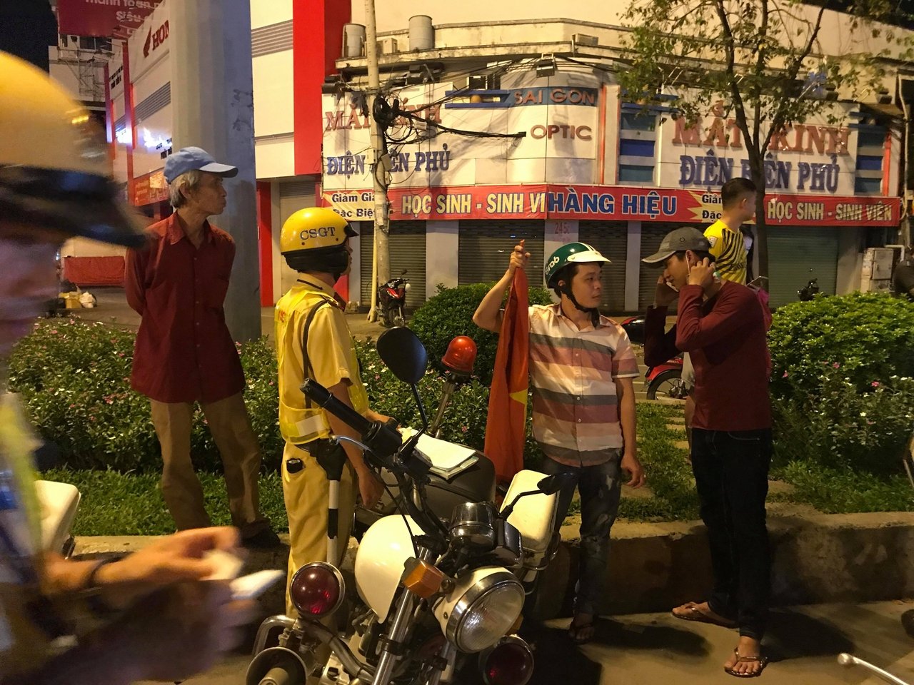 moi-neo-duong-o-tp-hcm-ket-khong-loi-thoat-vi-bien-nguoi-an-mung-chien-thang-cua-u23-viet-nam