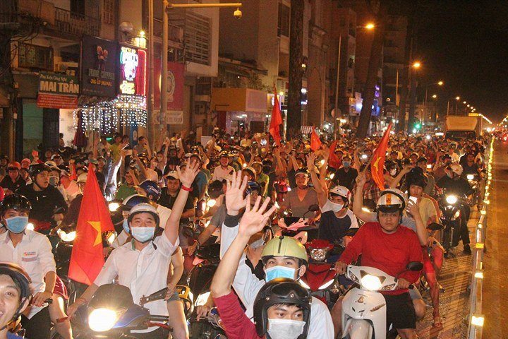 moi-neo-duong-o-tp-hcm-ket-khong-loi-thoat-vi-bien-nguoi-an-mung-chien-thang-cua-u23-viet-nam